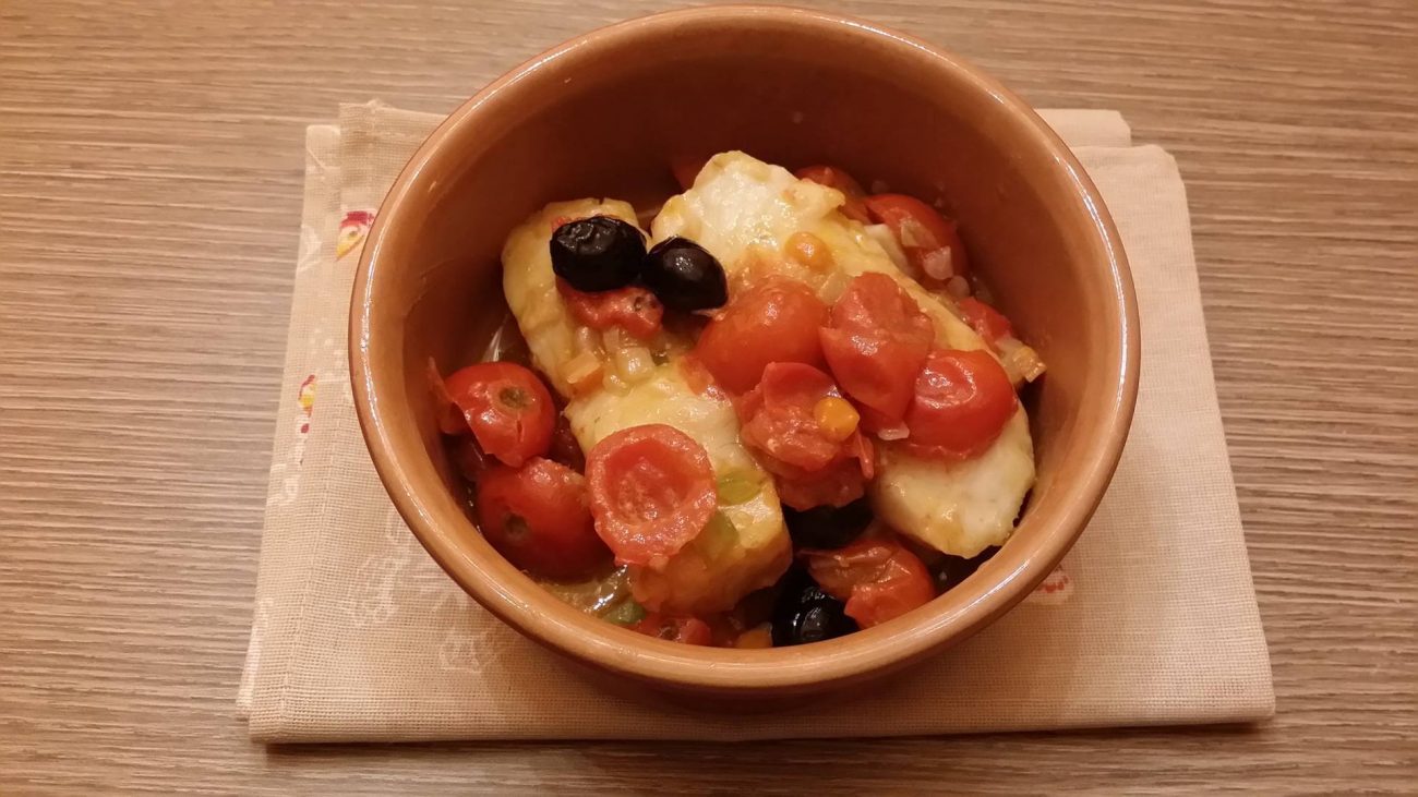 Merluzzo con pomodorini e olive nere