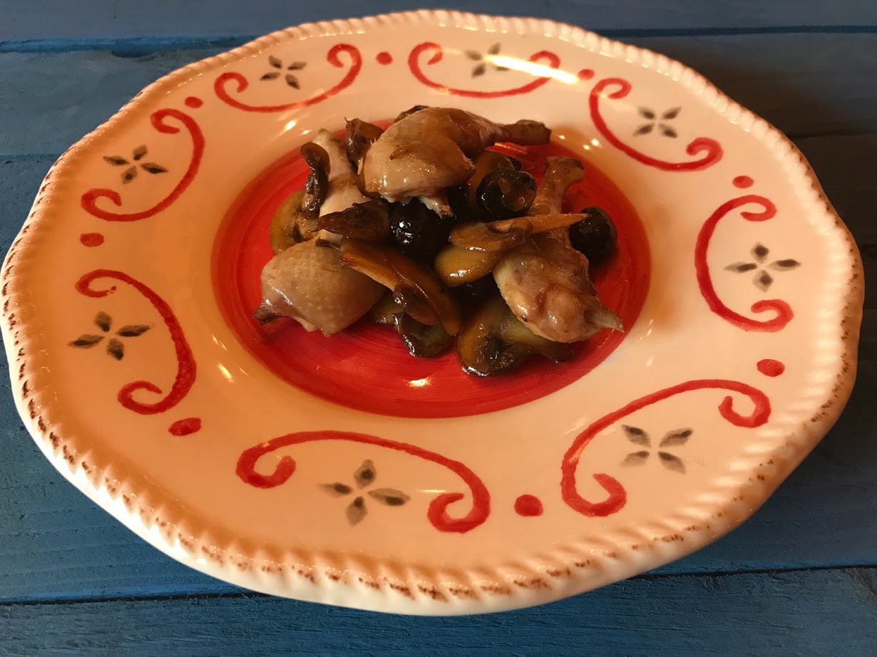 Coscette di quaglia ai funghi champignon e olive nere