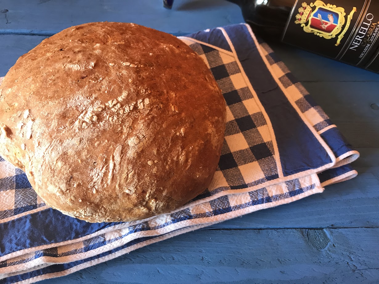 Pane al vino Nerello con nduja e pomodori secchi