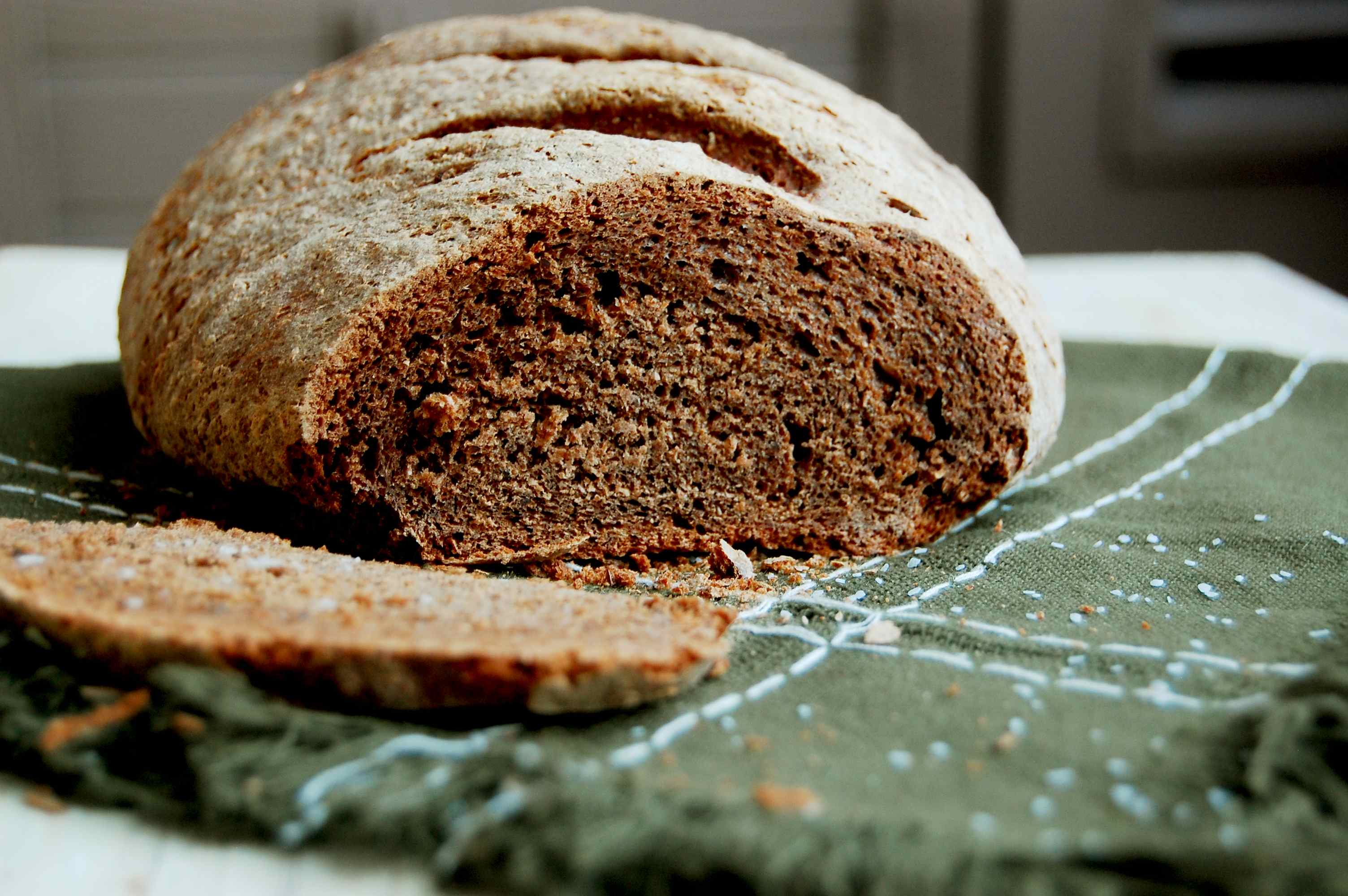 Хлеб чанг. Черный хлеб. Ржаной хлеб. Черный ржаной хлеб. Круглый хлеб.