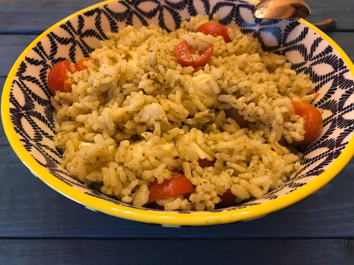 Insalata di riso con pesto mozzarella e pomodorini