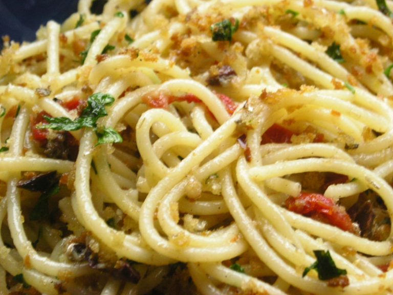 Ricette calabresi Spaghetti con sarde salate e pomodori secchi