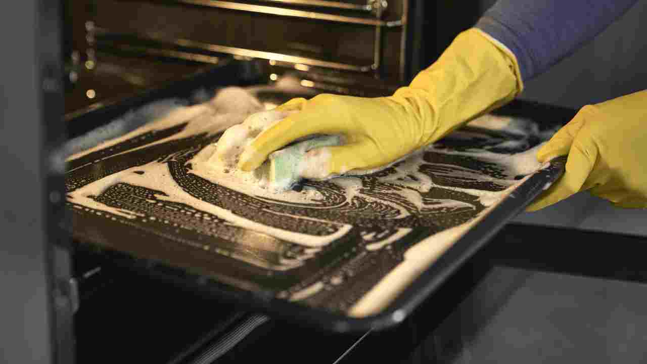 Il trucco definitivo per pulire la teglia del forno: la pietra bianca 